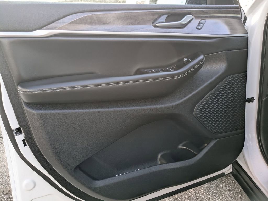 Used 2023 Jeep Grand Cherokee L Limited w/ Black Appearance Package image 13