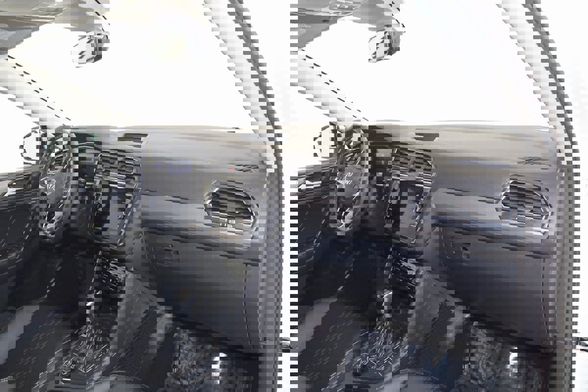 Used 2024 Volkswagen Tiguan SE image 42