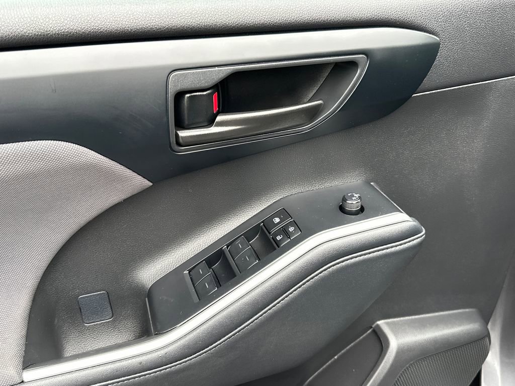 Used 2024 Toyota Highlander LE image 18