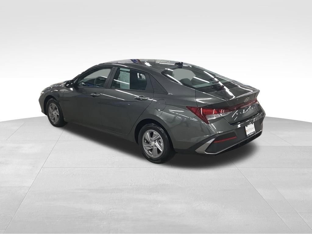 Used 2024 Hyundai Elantra SE FWD image 3