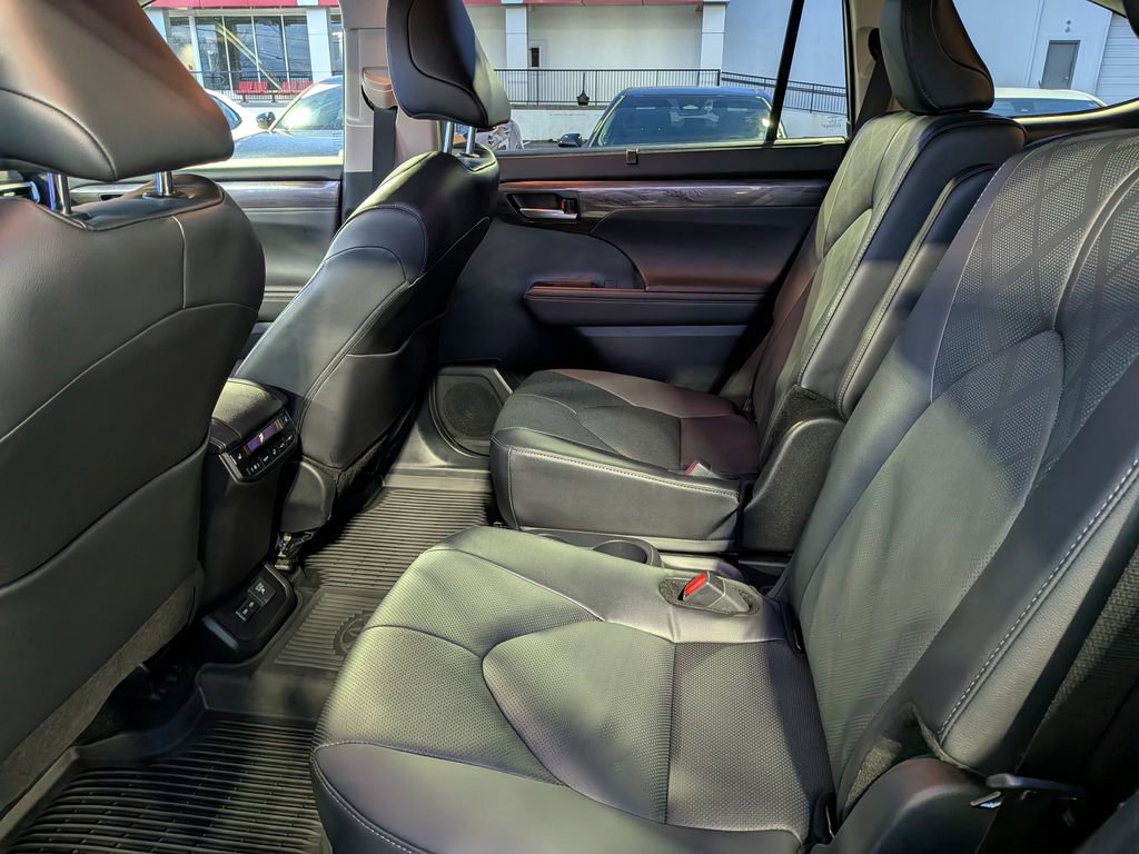 Used 2024 Toyota Highlander Platinum image 10