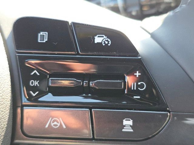 Certified 2025 Hyundai Elantra Limited image 9