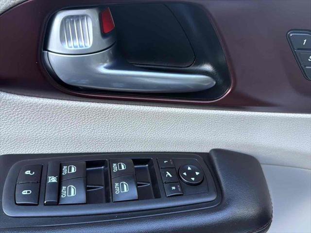 Used 2018 Chrysler Pacifica Limited image 18