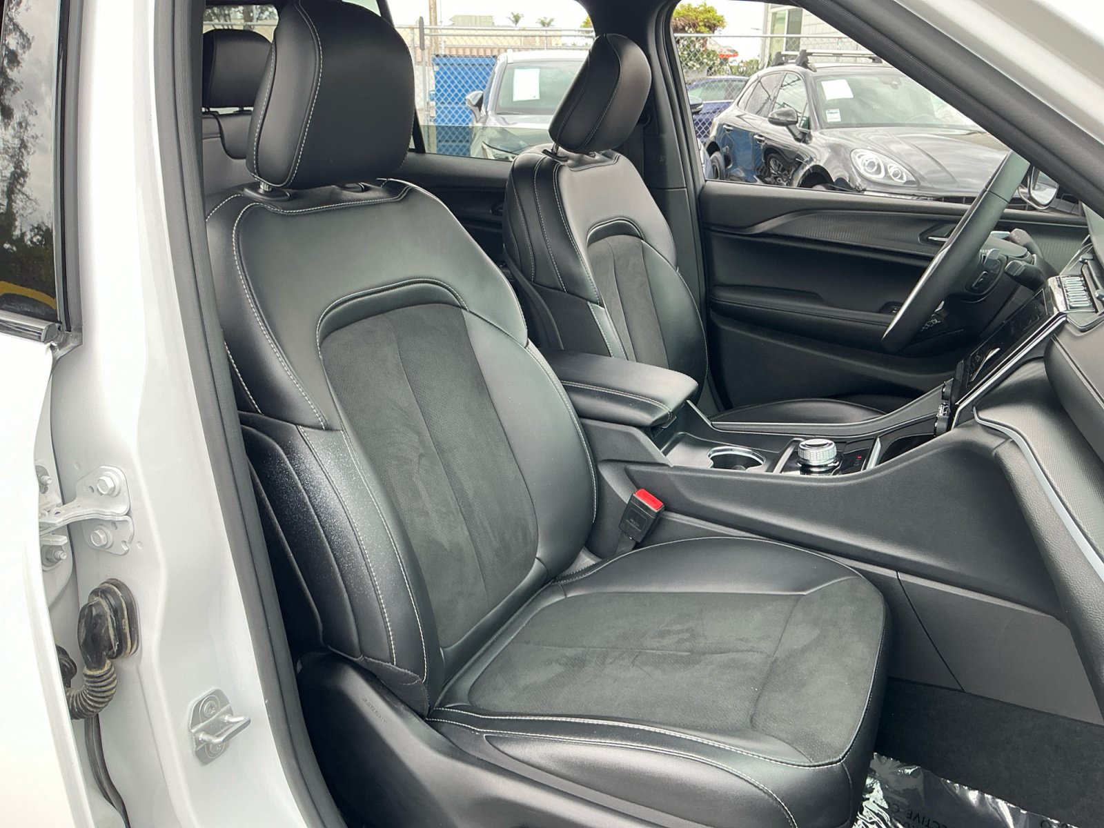 Used 2025 Jeep Grand Cherokee Altitude RWD image 21