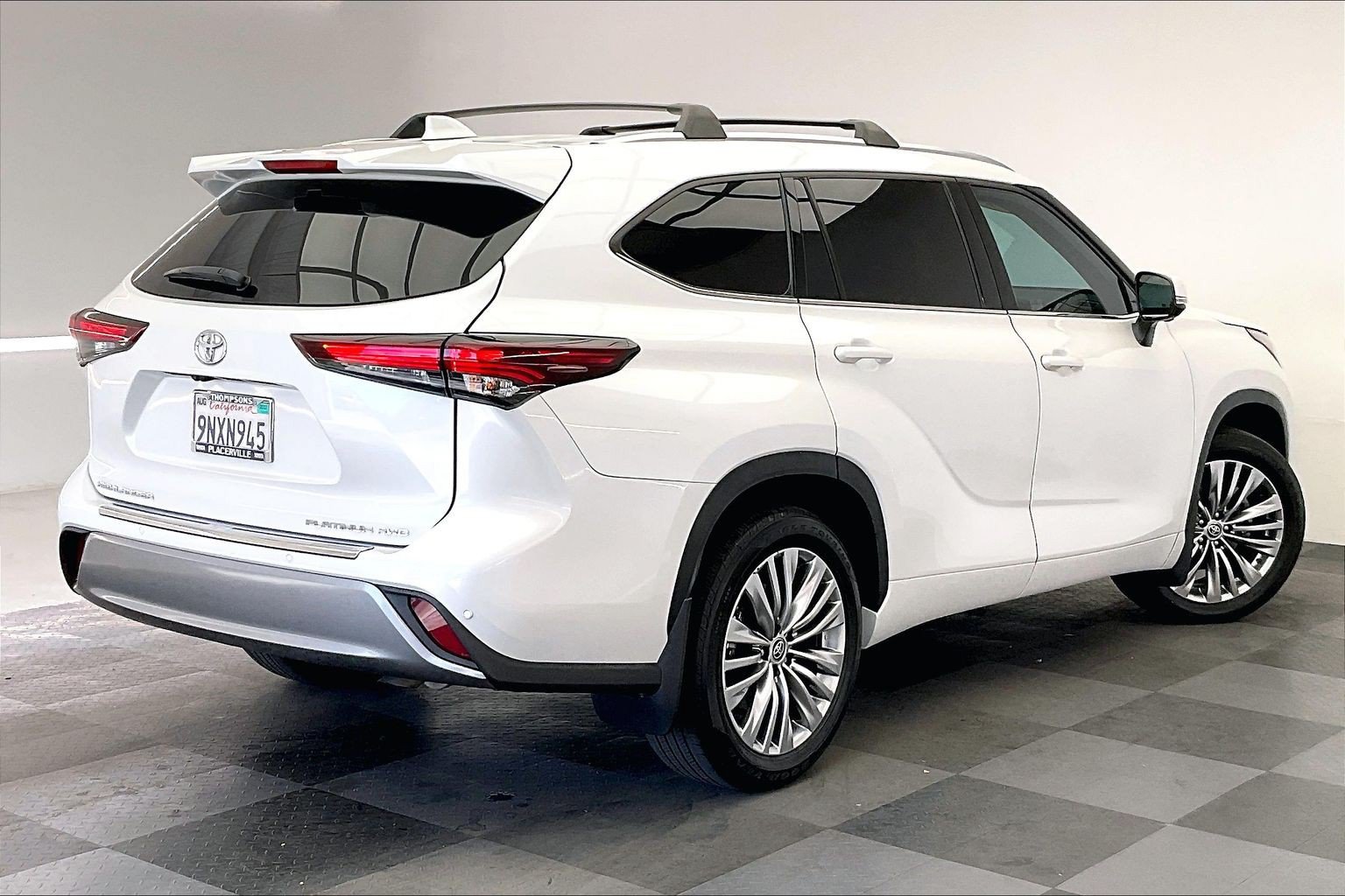Used 2024 Toyota Highlander Platinum AWD/4WD image 13