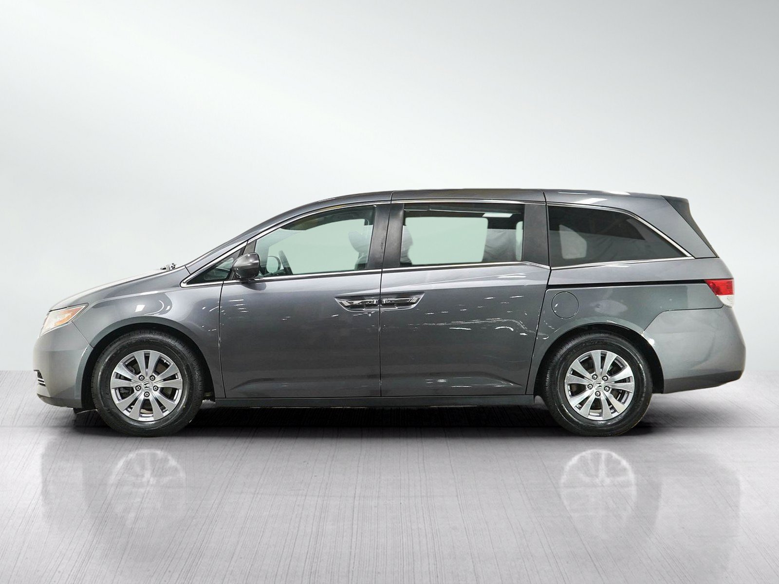 Used 2016 Honda Odyssey SE image 2