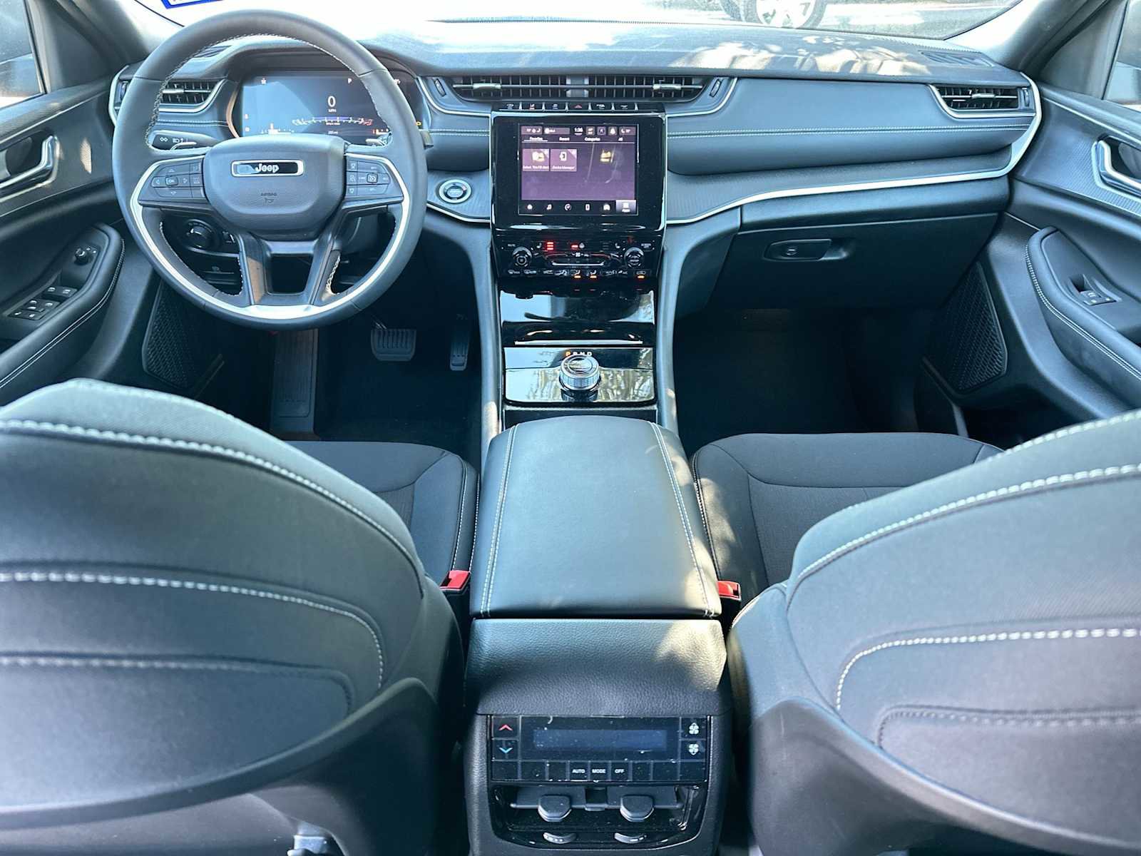 Used 2025 Jeep Grand Cherokee L Laredo w/ Luxury Tech Group I AWD/4WD image 25