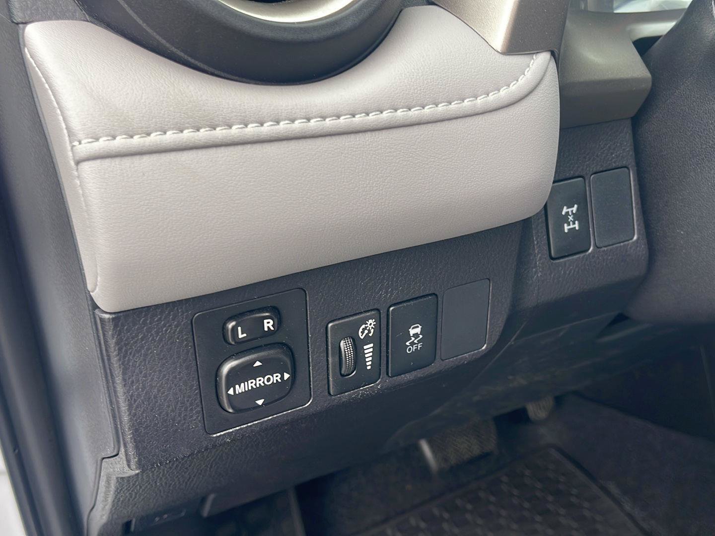 Used 2015 Toyota RAV4 XLE AWD/4WD image 16