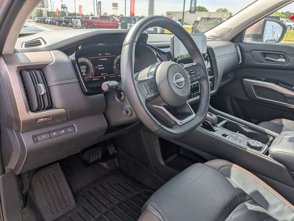 Used 2023 Nissan Pathfinder Platinum image 17