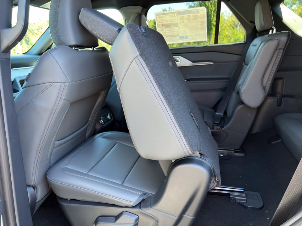 Used 2027 Ford Explorer Active AWD/4WD image 5