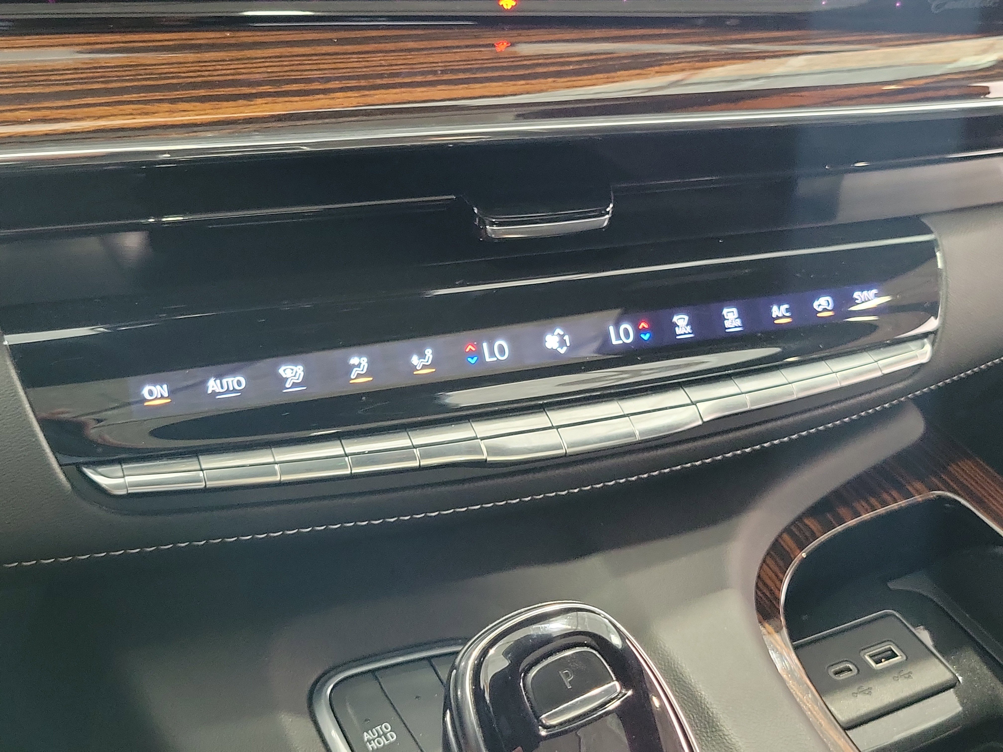 Used 2022 Cadillac Escalade ESV Premium Luxury w/ Performance Package AWD/4WD image 30