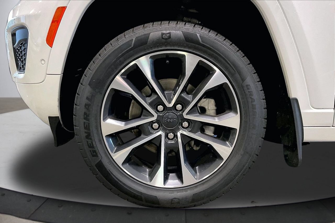Certified 2022 Jeep Grand Cherokee Overland w/ Luxury Tech Group IV AWD/4WD image 35