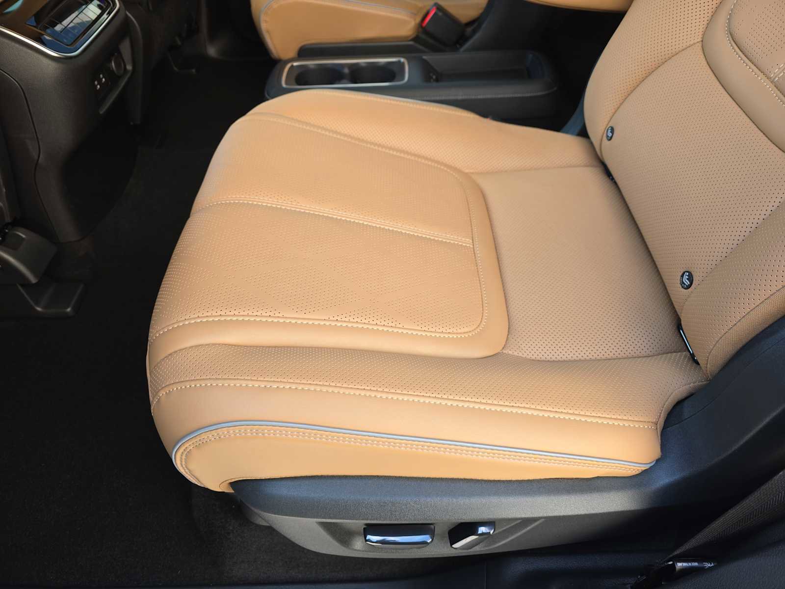 Certified 2025 INFINITI QX80 Sensory image 13
