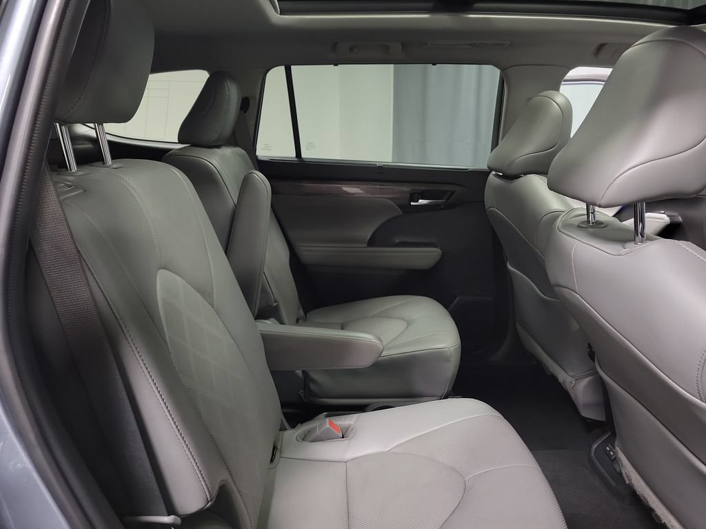 Used 2022 Toyota Highlander Platinum AWD/4WD image 32