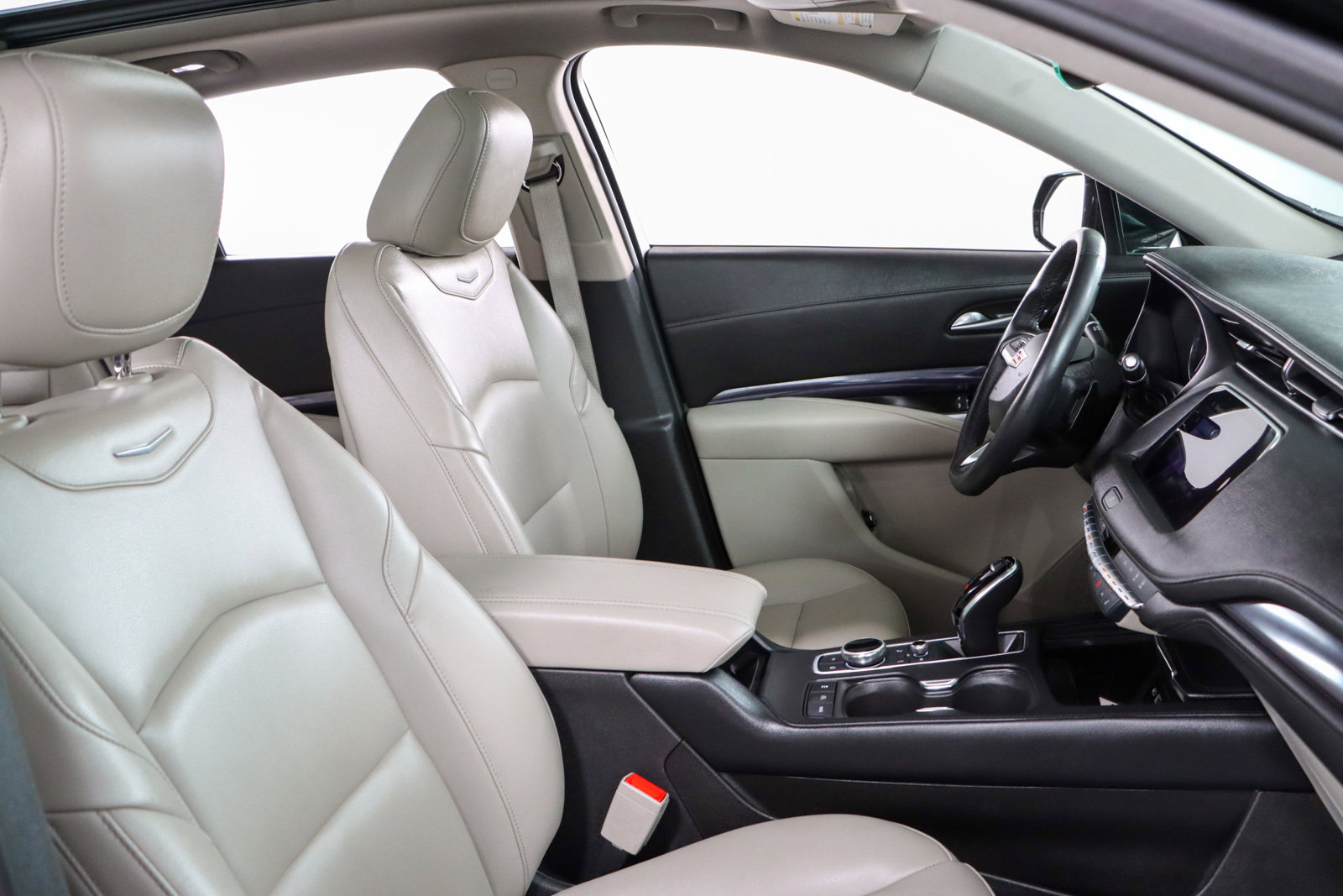 Used 2023 Cadillac XT4 Luxury w/ Cold Weather Package AWD/4WD image 27