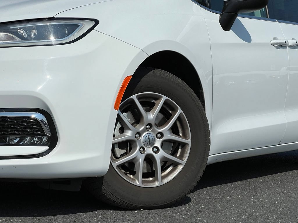 Used 2023 Chrysler Pacifica Touring-L FWD image 2
