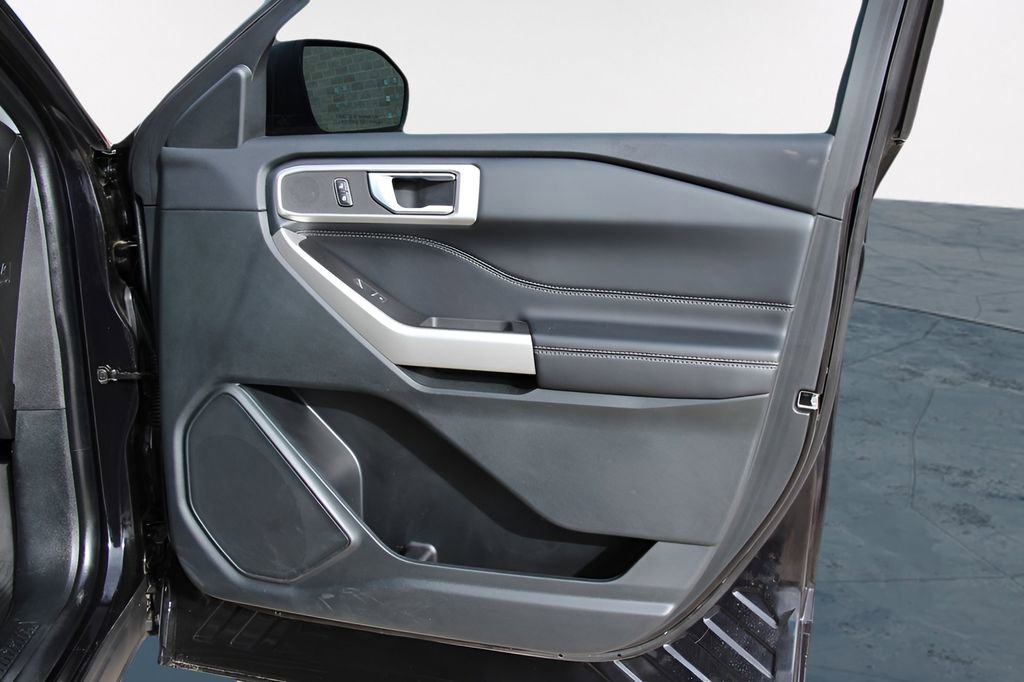 Used 2023 Ford Explorer XLT image 31
