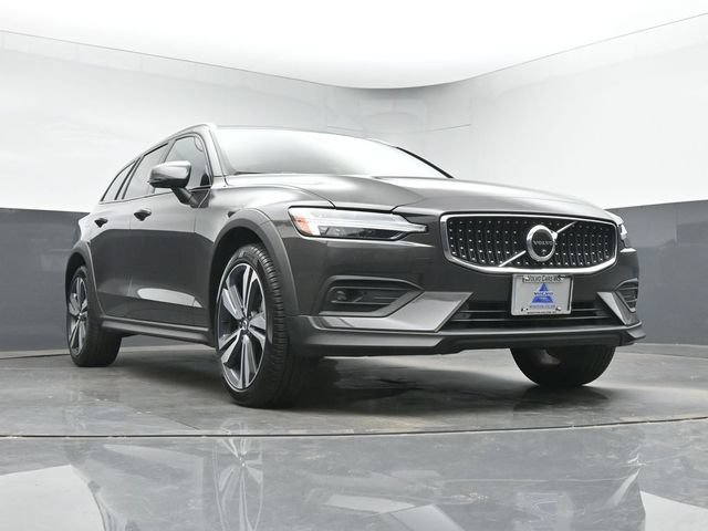 Used 2025 Volvo V60 B5 Cross Country Plus AWD/4WD image 32