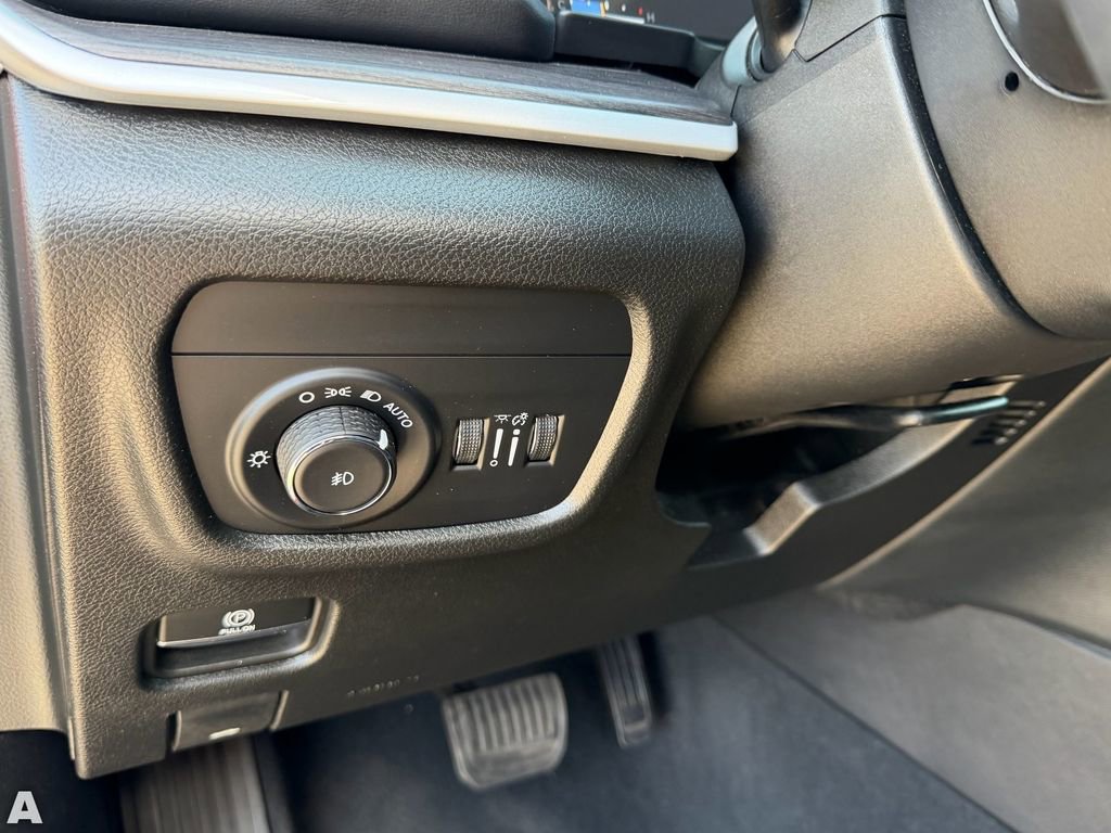 Certified 2023 Jeep Grand Cherokee Limited w/ Black Appearance Package AWD/4WD image 24