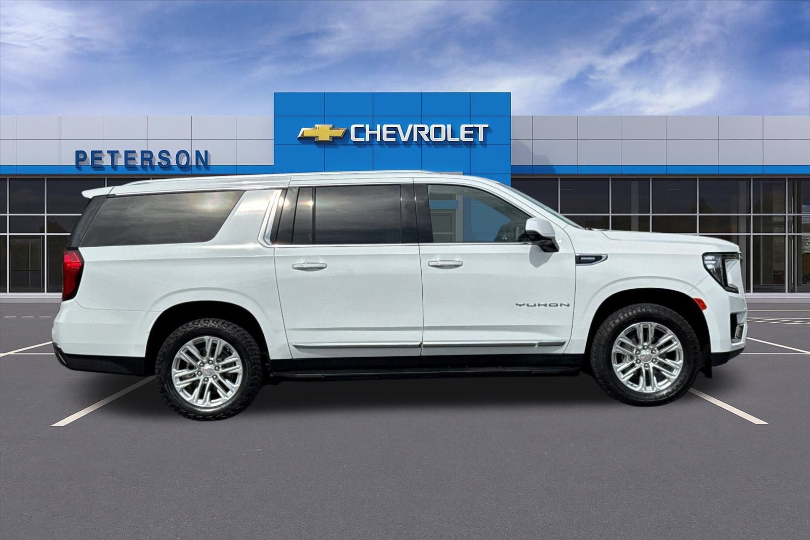 Certified 2024 GMC Yukon XL SLT w/ SLT Premium Package AWD/4WD image 3