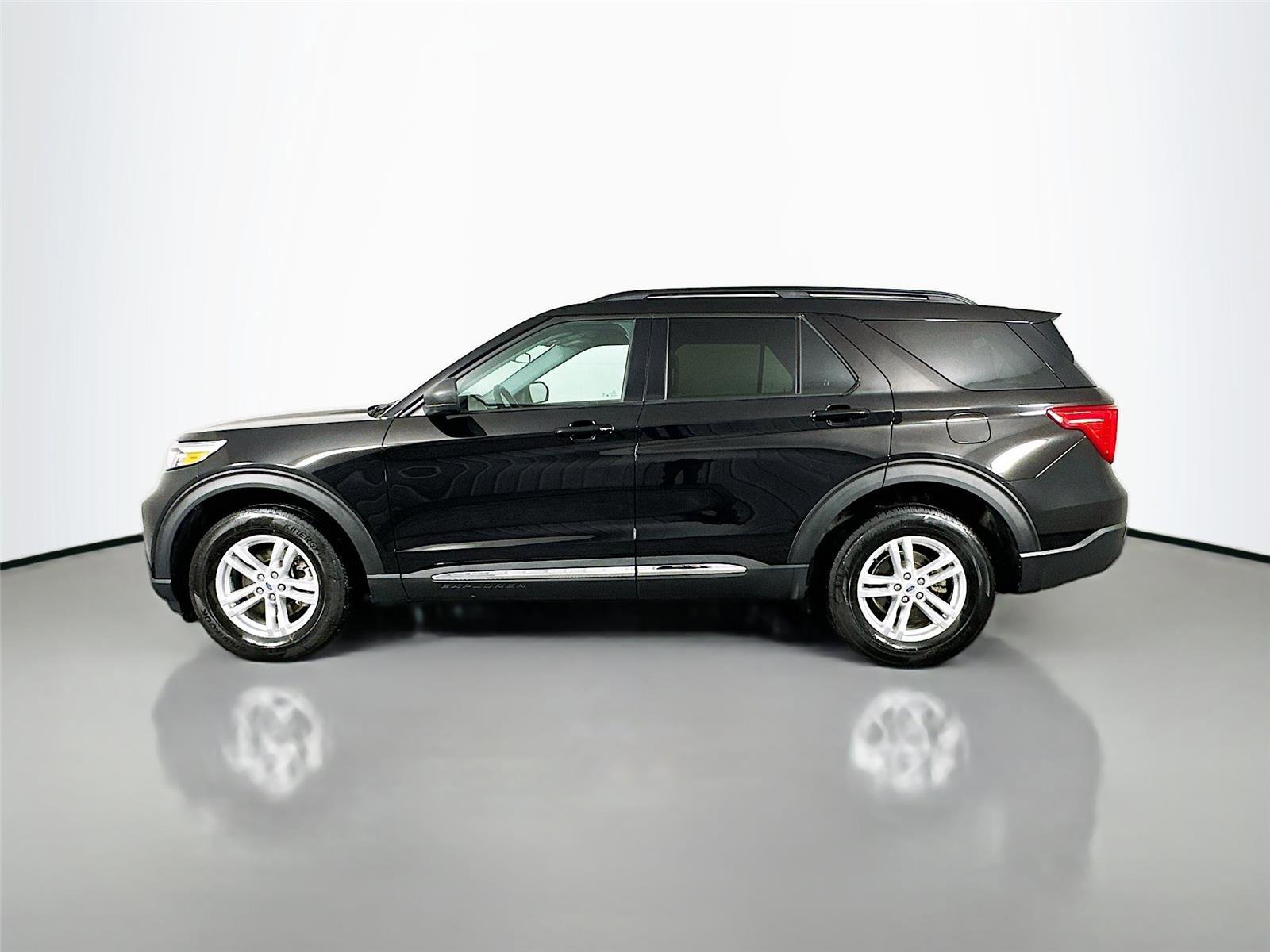 Used 2023 Ford Explorer XLT image 4