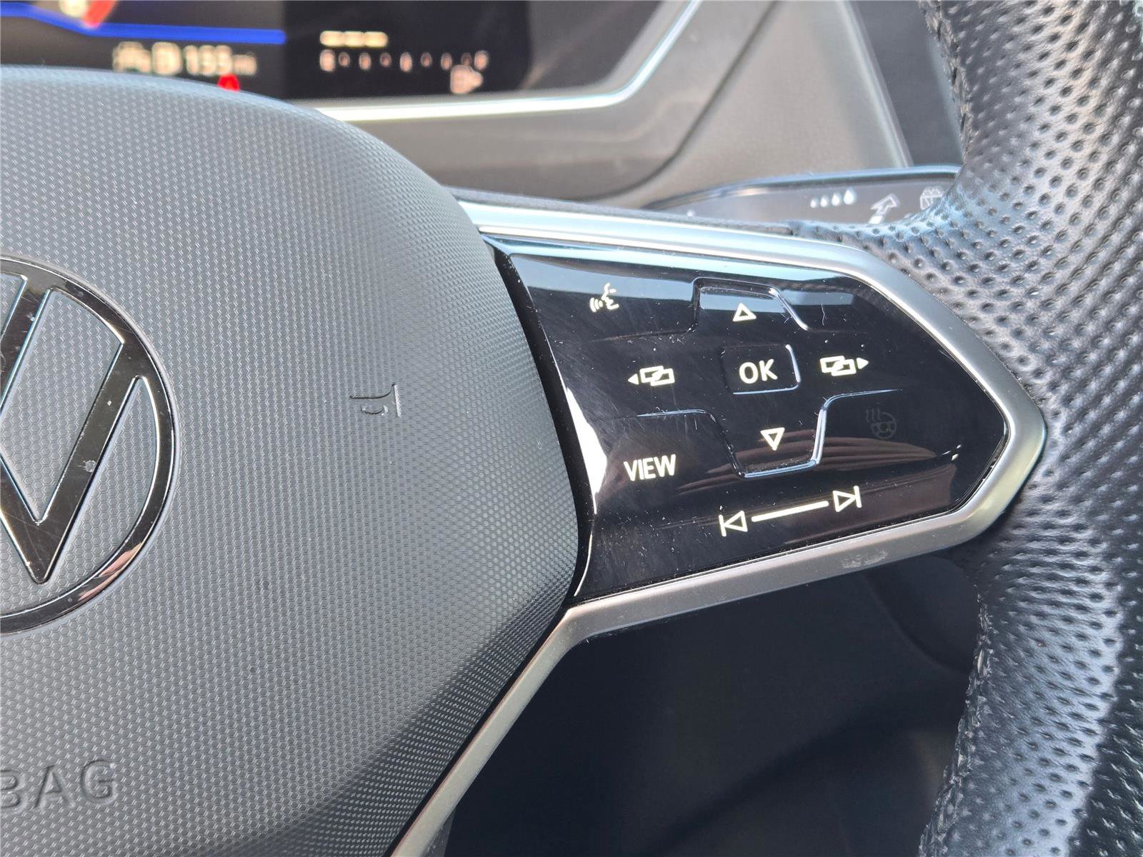 Used 2022 Volkswagen Tiguan SE R-Line image 33