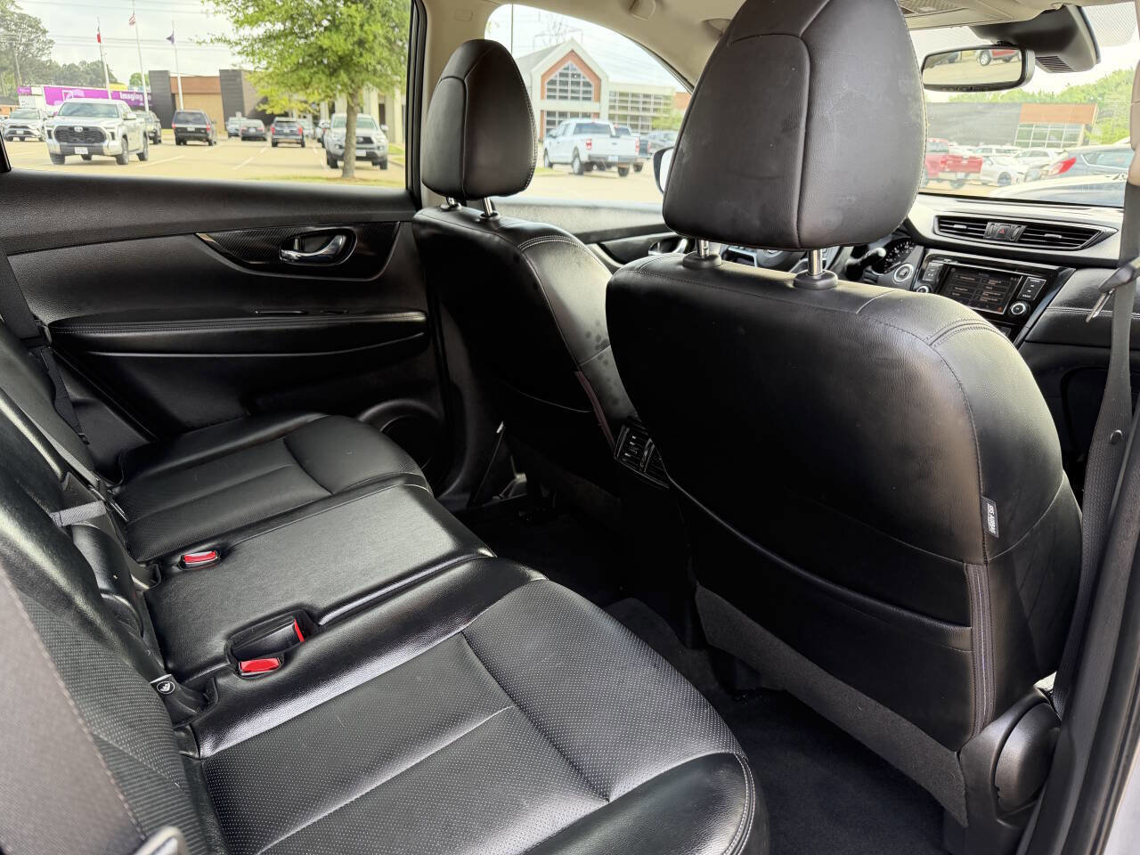 Used 2018 Nissan Rogue SL w/ Premium Package image 11