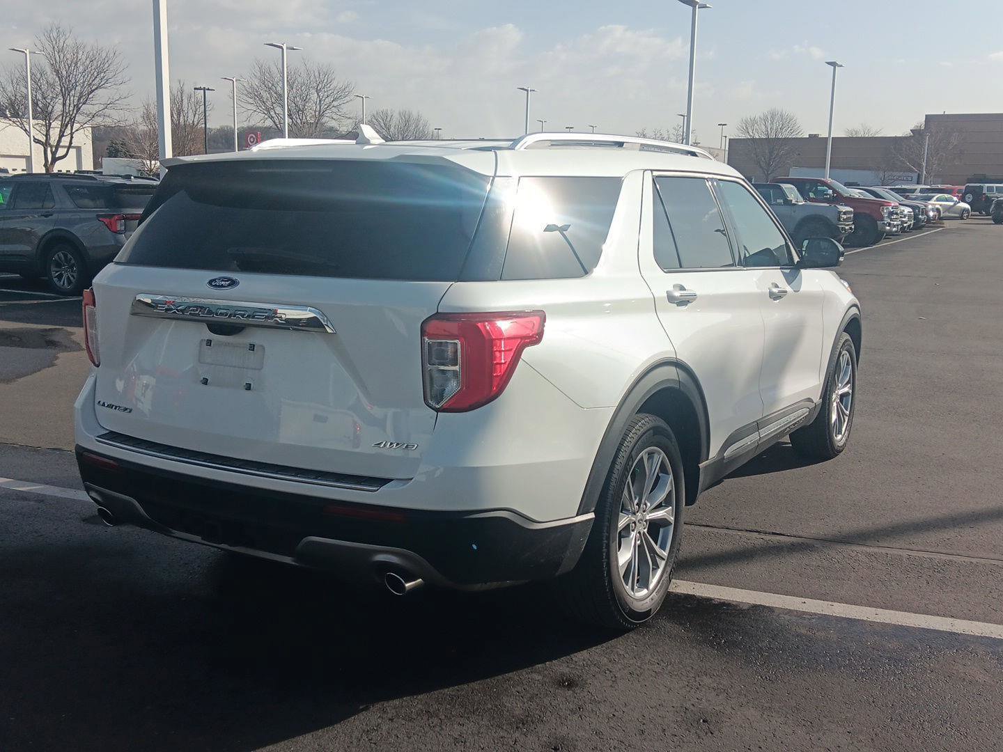 Used 2023 Ford Explorer Limited w/ Limited Technology Package image 4