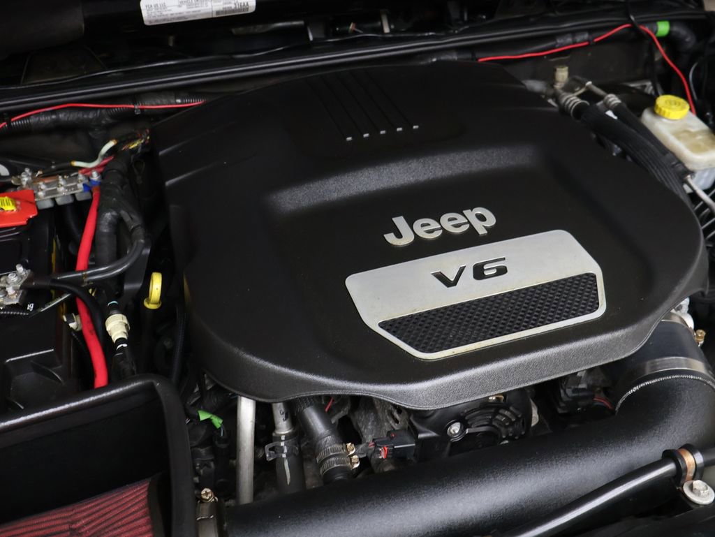 Used 2018 Jeep Wrangler Unlimited Rubicon w/ Connectivity Group image 24