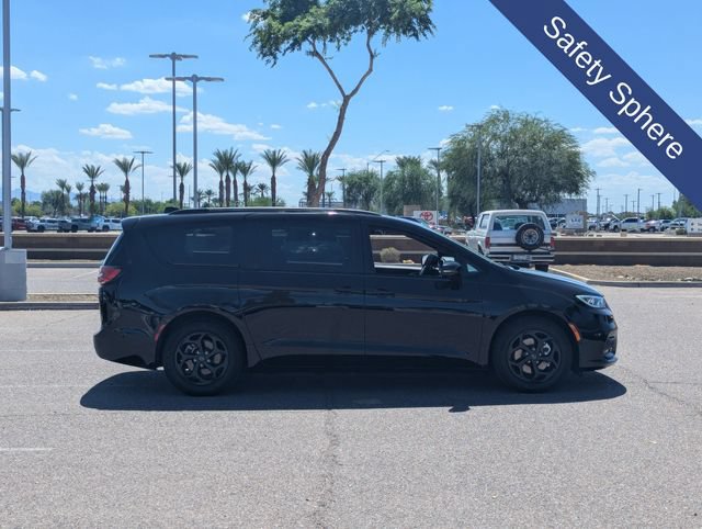 Used 2025 Chrysler Pacifica Premium FWD image 8