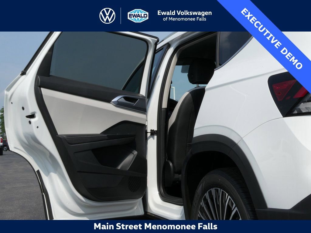 Certified 2025 Volkswagen Taos SE image 31