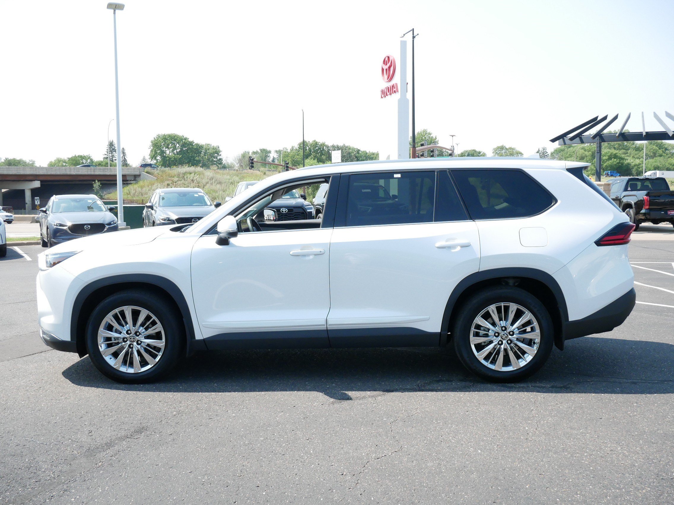 Certified 2025 Toyota Grand Highlander AWD image 2