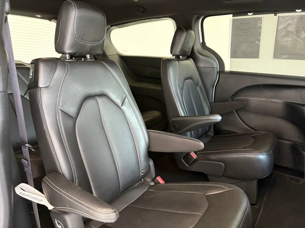 Used 2025 Chrysler Pacifica Select FWD image 35