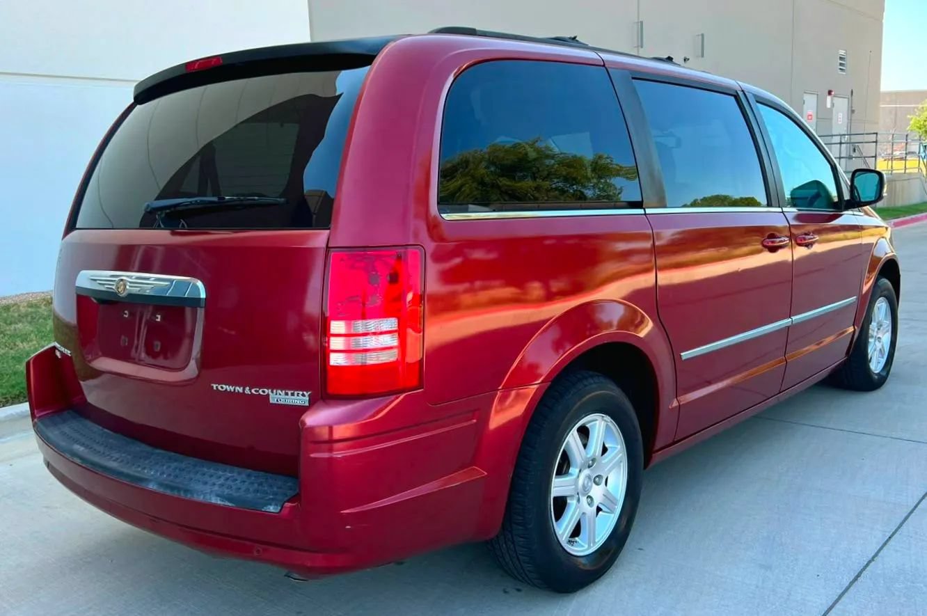 Used 2010 Chrysler Town & Country Touring Plus w/ Safetytec Group FWD image 7