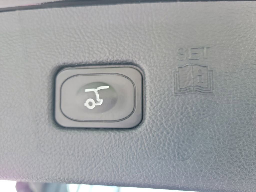 Used 2020 Ford Edge SEL w/ Convenience Package FWD image 13