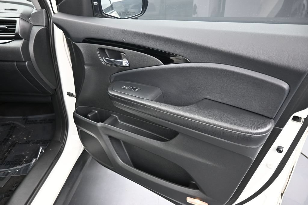 Used 2017 Honda Pilot Touring image 47