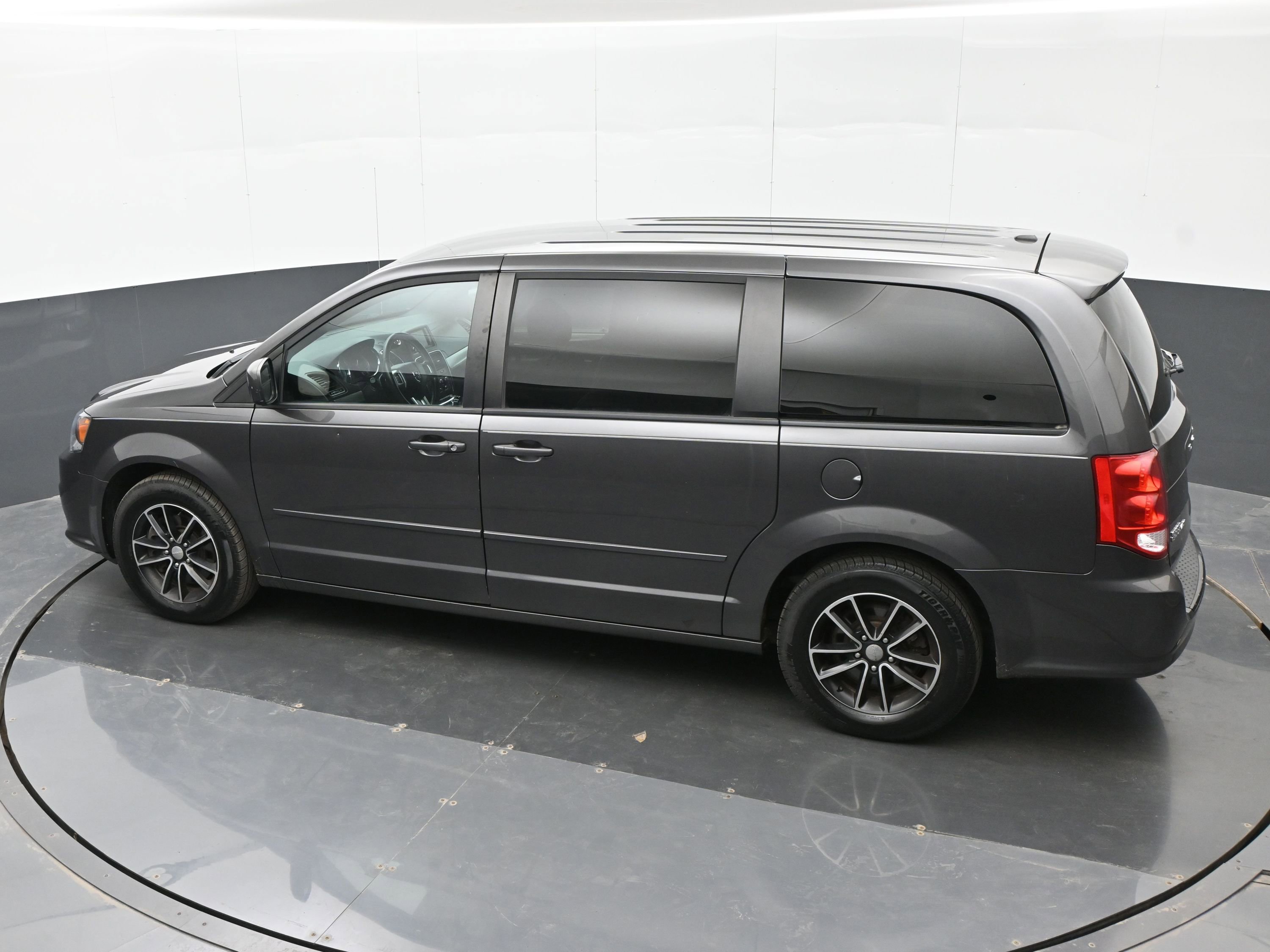 Used 2015 Dodge Grand Caravan SXT w/ Blacktop Package image 33