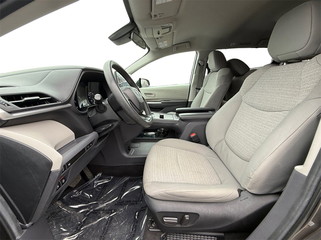 Used 2024 Toyota Sienna LE image 9