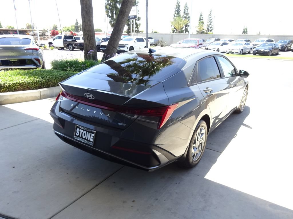 Used 2025 Hyundai Elantra Hybrid FWD image 8