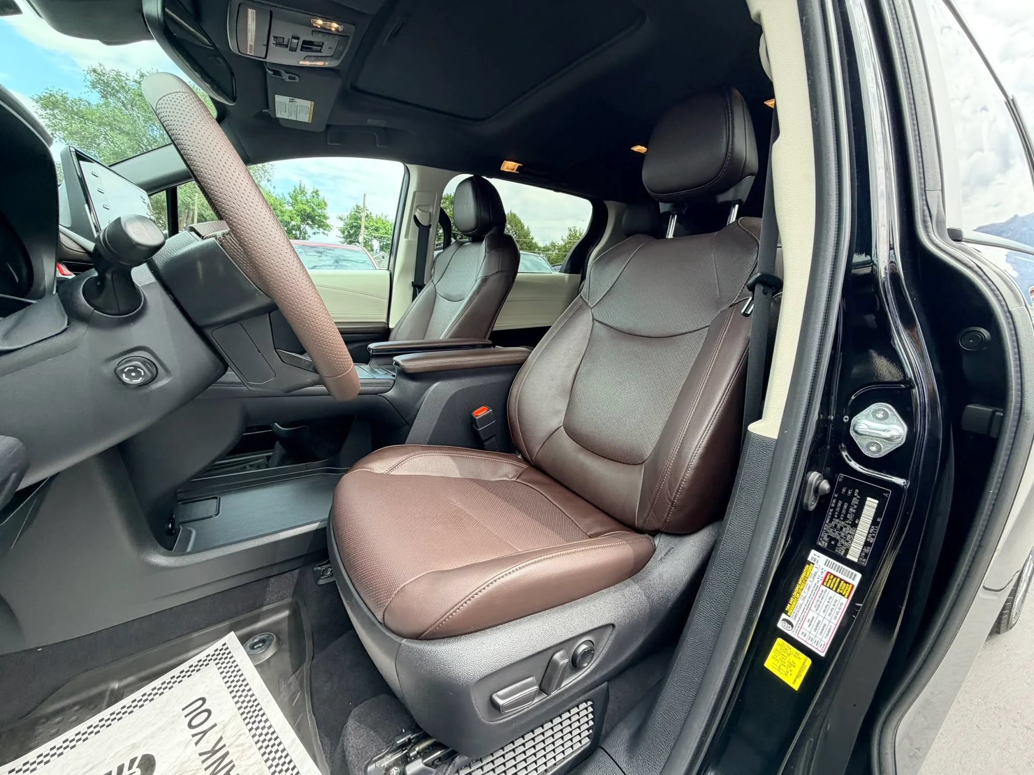 Used 2024 Toyota Sienna Platinum FWD image 11