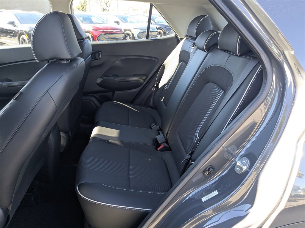 Used 2023 Hyundai Venue Limited image 11