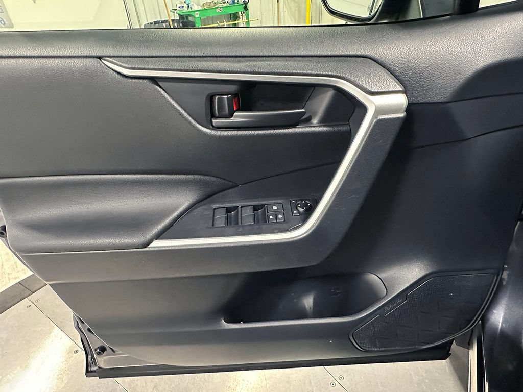 Used 2025 Toyota RAV4 LE AWD/4WD image 17