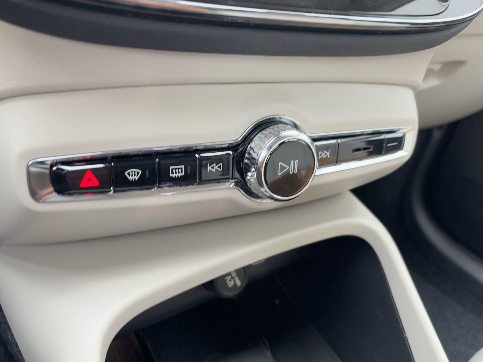 New 2026 Volvo XC40 B5 Ultra w/ Climate Package image 17