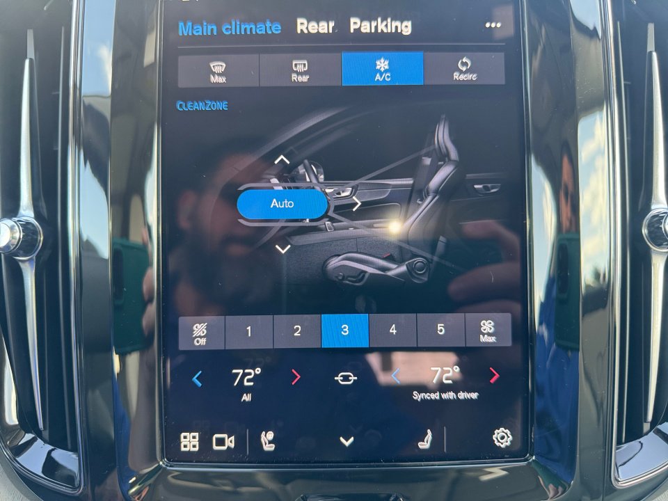 New 2025 Volvo XC60 B5 Ultra w/ Protection Package Premier image 18