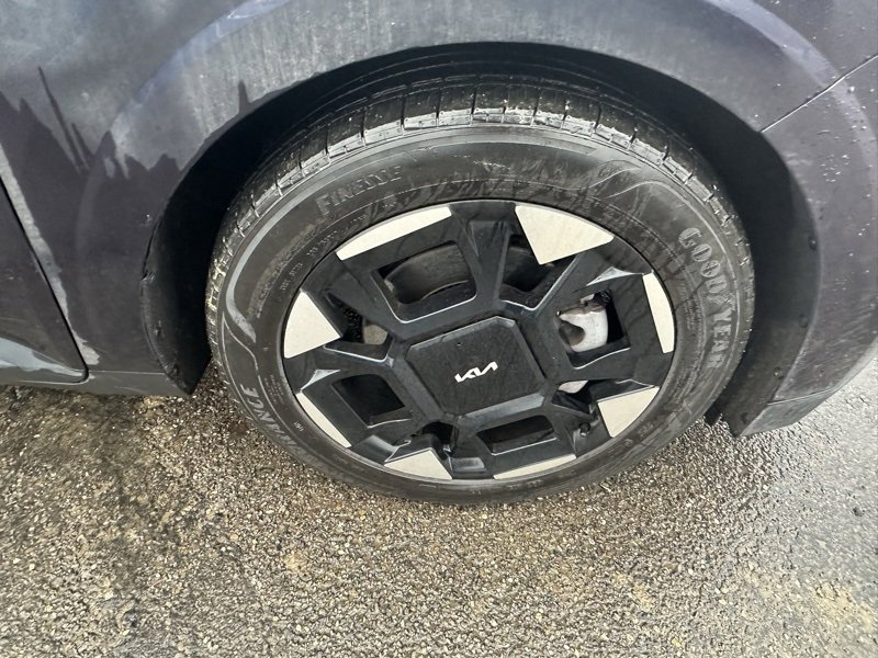 Used 2025 Kia Carnival EX image 19