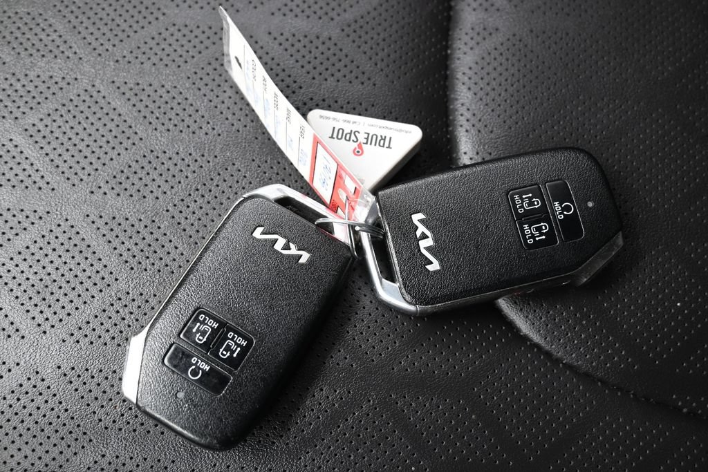 Used 2022 Kia Carnival LX FWD image 28