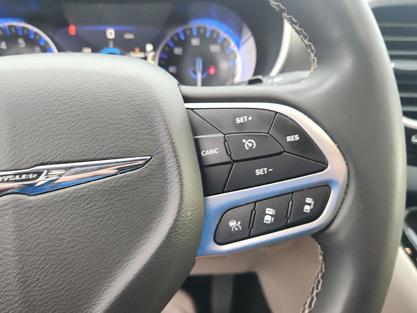 Used 2023 Chrysler Pacifica Touring-L FWD image 19