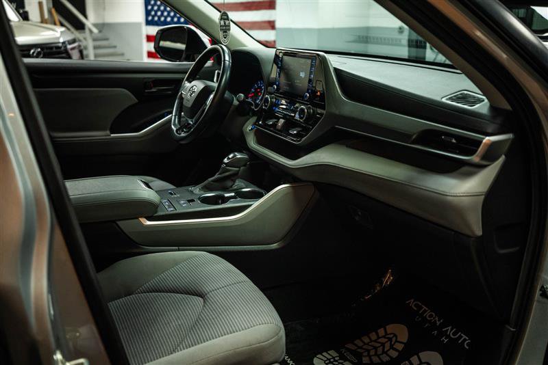 Used 2020 Toyota Highlander LE image 15