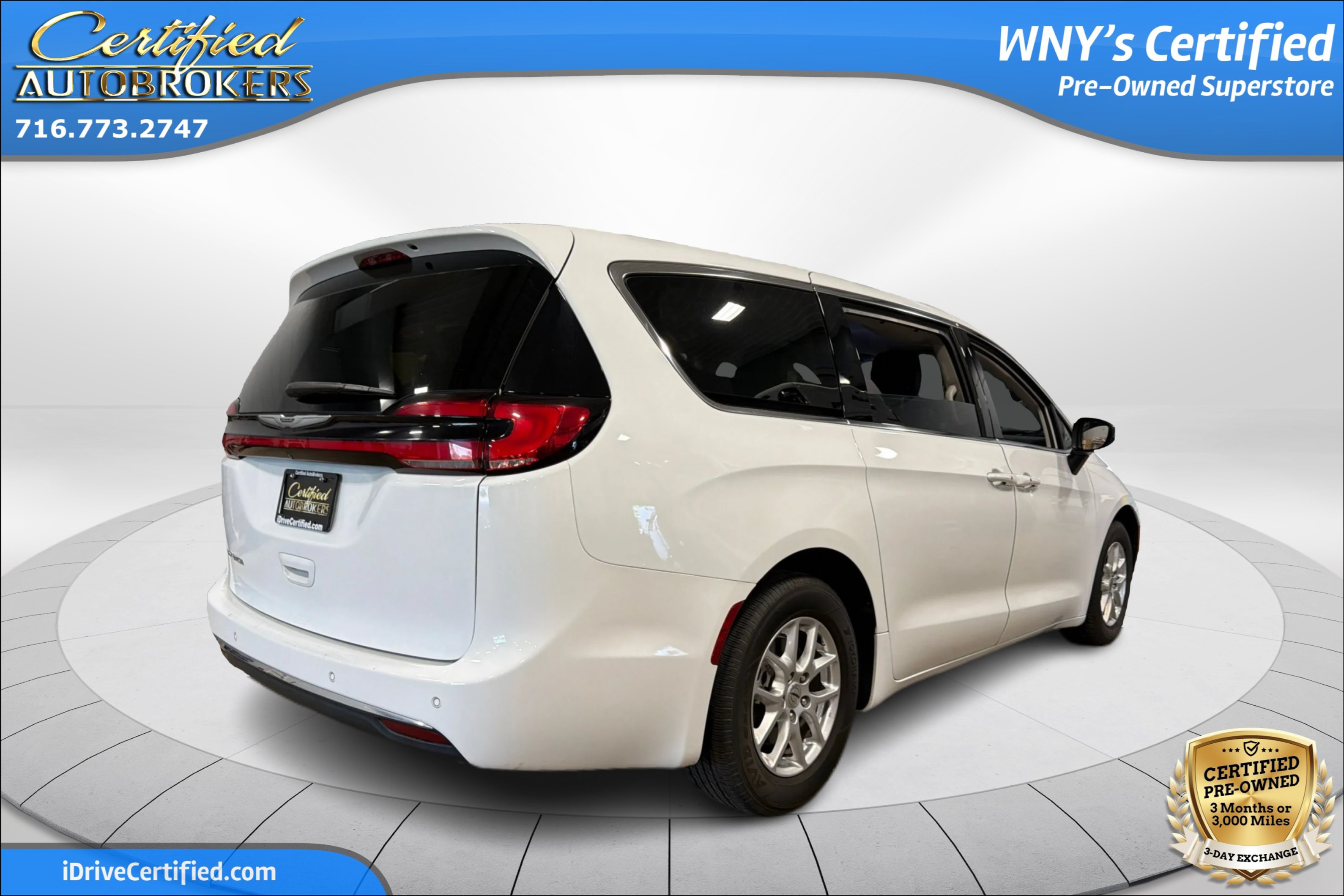 Used 2023 Chrysler Pacifica Touring-L FWD image 6
