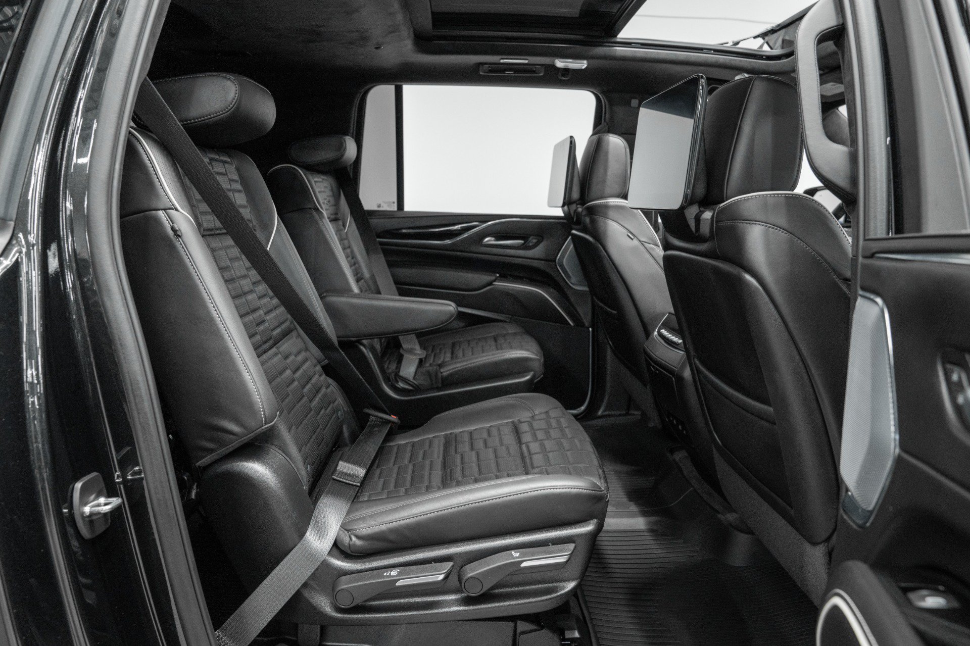 Used 2024 Cadillac Escalade ESV V w/ LPO, Floor Liner Package AWD/4WD image 32